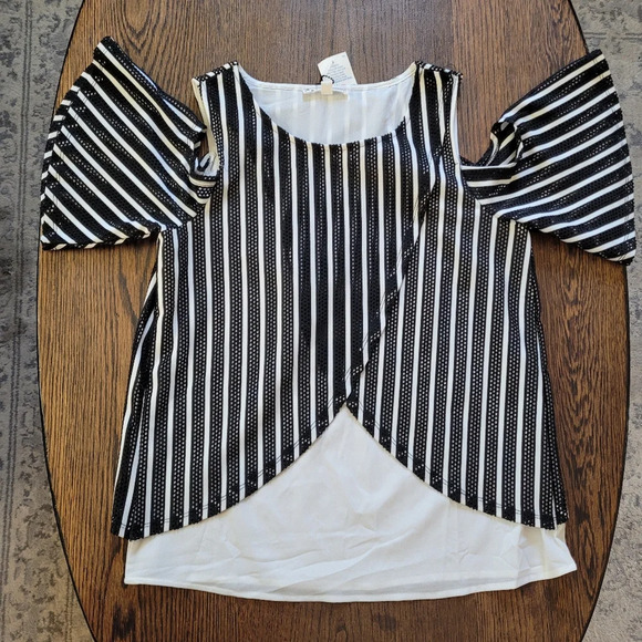 IT GIRL Black and White Cold Shoulder Blouse Top Size Women's Small NEW - Picture 7 of 12
